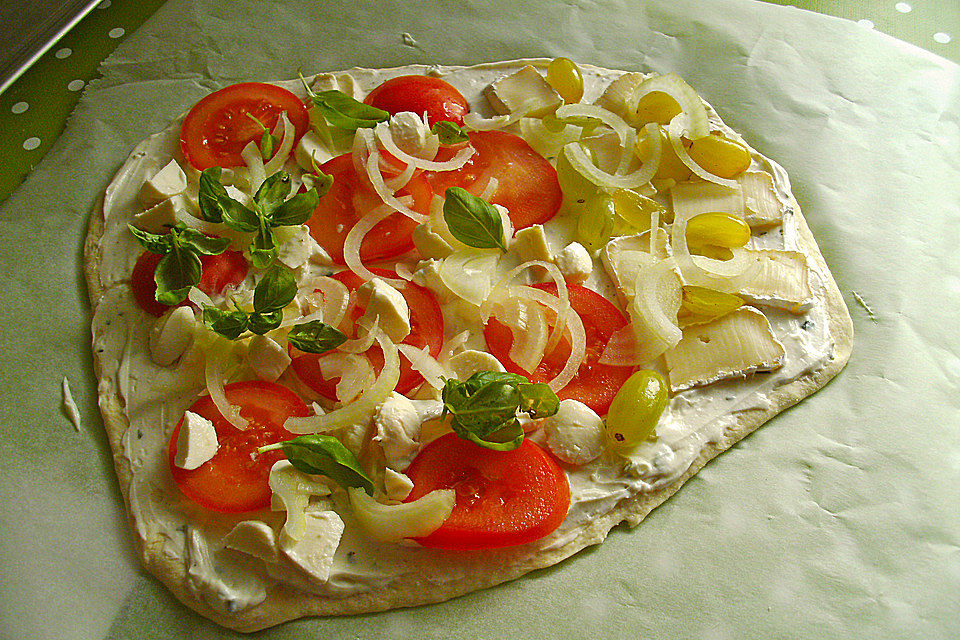 Tomaten-Mozzarella-Flammkuchen