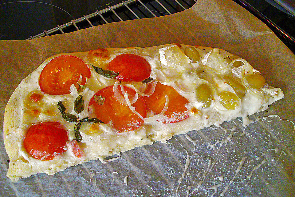 Tomaten-Mozzarella-Flammkuchen