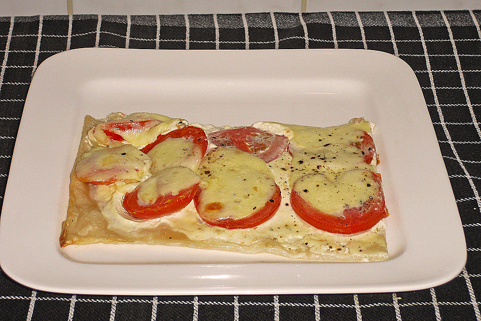 Tomaten-Mozzarella-Flammkuchen