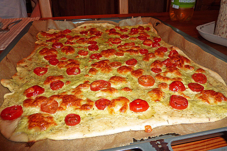 Tomaten-Mozzarella-Flammkuchen