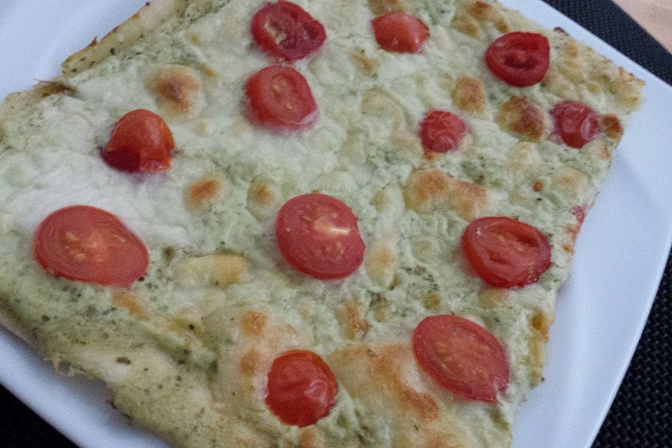 Tomaten-Mozzarella-Flammkuchen