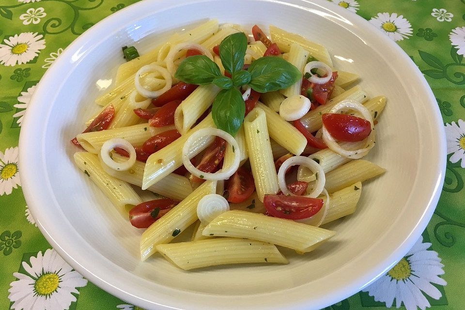 Italienischer Pasta-Tomatensalat