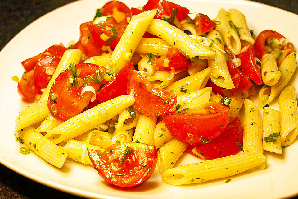 Italienischer Pasta-Tomatensalat