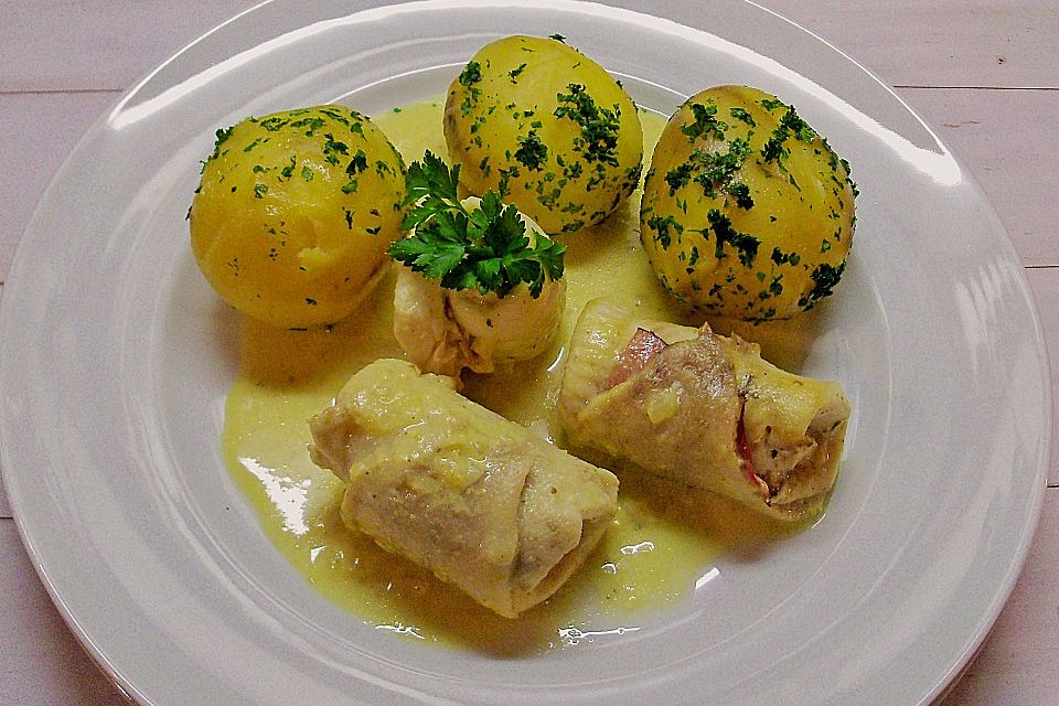 Fischfiletröllchen in Zwiebelrahmsauce