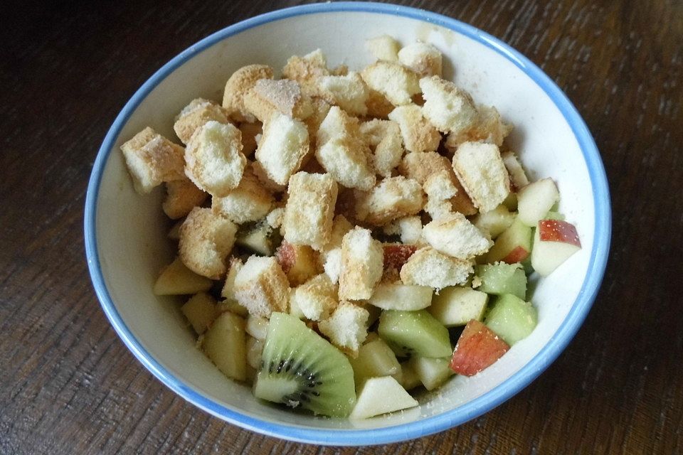 Obstsalat mit Löffelbiskuit