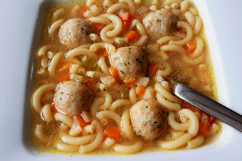 Goldgelbe Hühnersuppe mit Butterklößchen