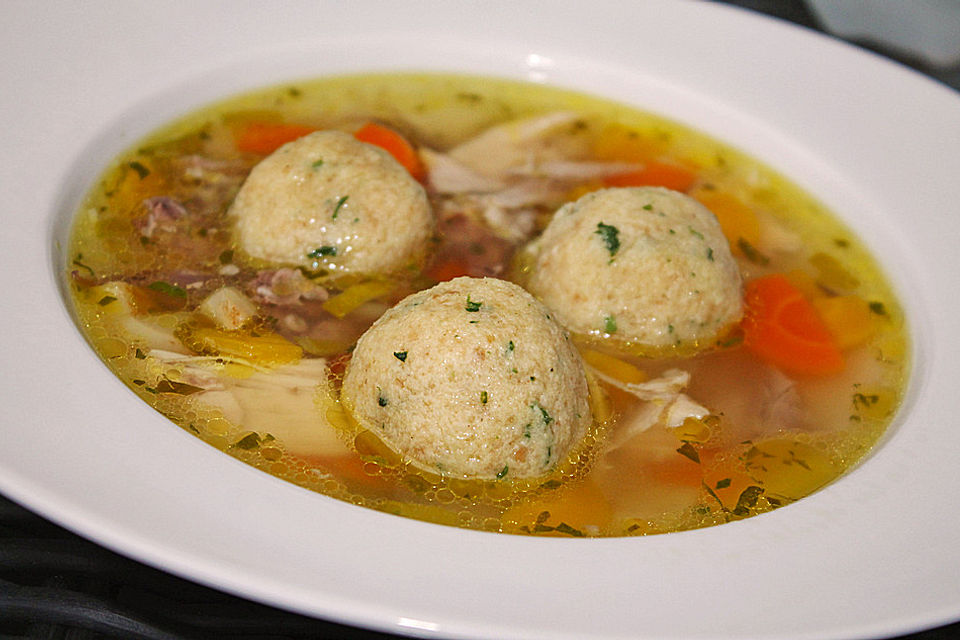 Goldgelbe Hühnersuppe mit Butterklößchen