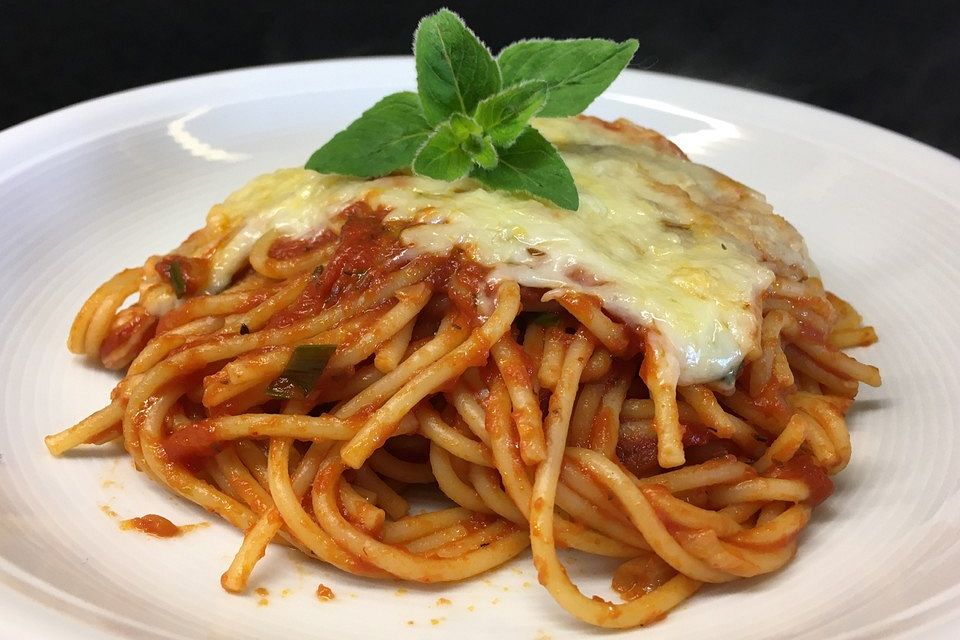 Kalorienarmer Nudelauflauf mit Tomatensoße