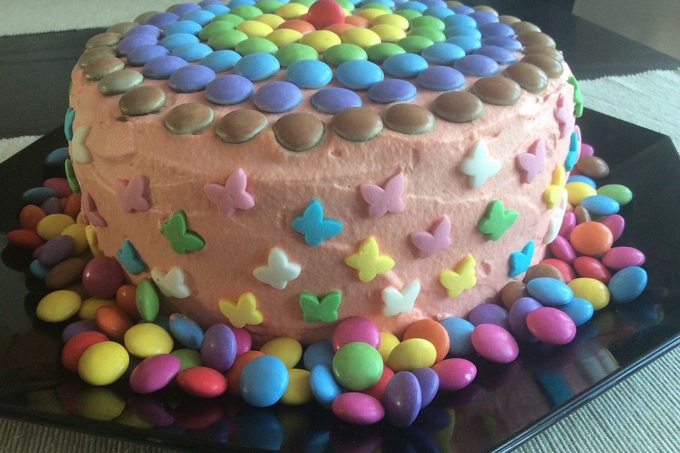 Bunte Regenbogen-Schachbrett-Torte