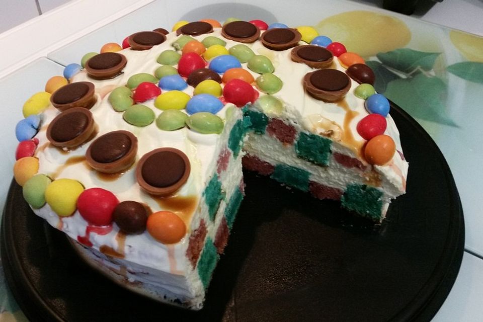 Bunte Regenbogen-Schachbrett-Torte