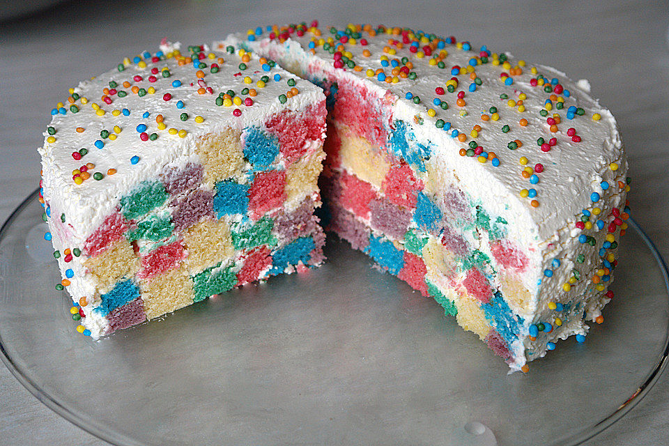 Bunte Regenbogen-Schachbrett-Torte