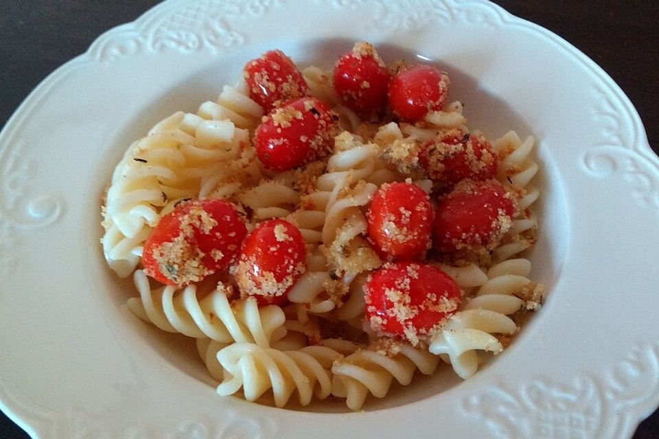 Cherrytomaten mit Kräuterbröseln