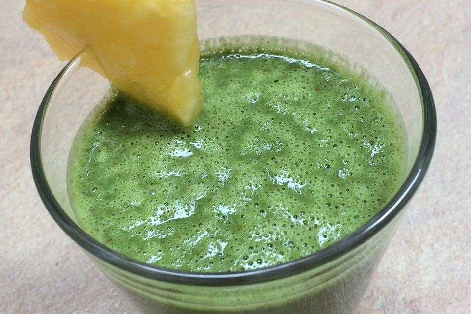 Grüner Smoothie mit Ananas