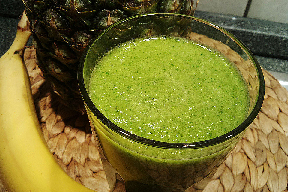 Grüner Smoothie mit Ananas