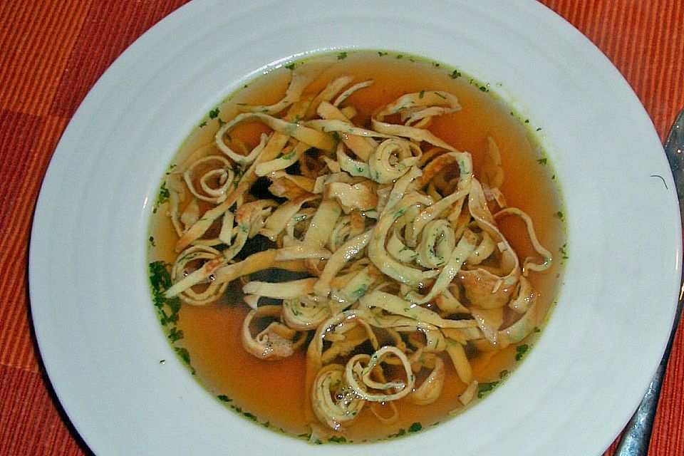 Schwäbische Kräuterflädle-Suppe