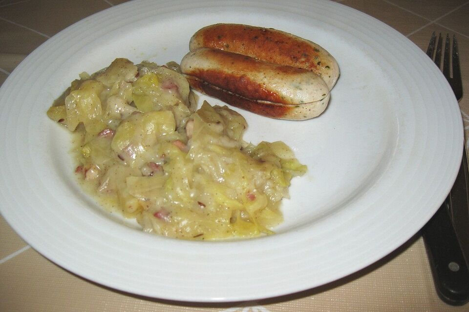 Chilikraut mit gebratener Weißwurst