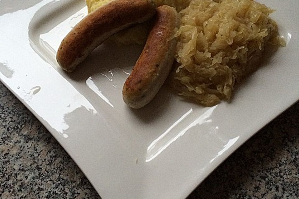 Chilikraut mit gebratener Weißwurst