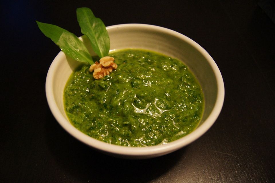 Bärlauchpesto mit gerösteten Walnüssen