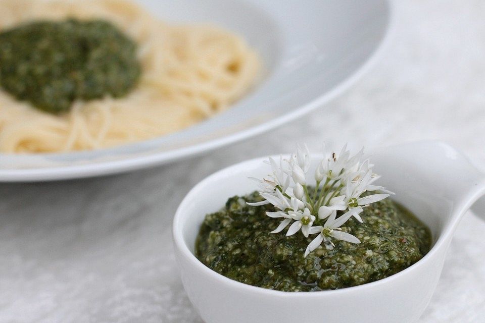 Bärlauchpesto mit gerösteten Walnüssen