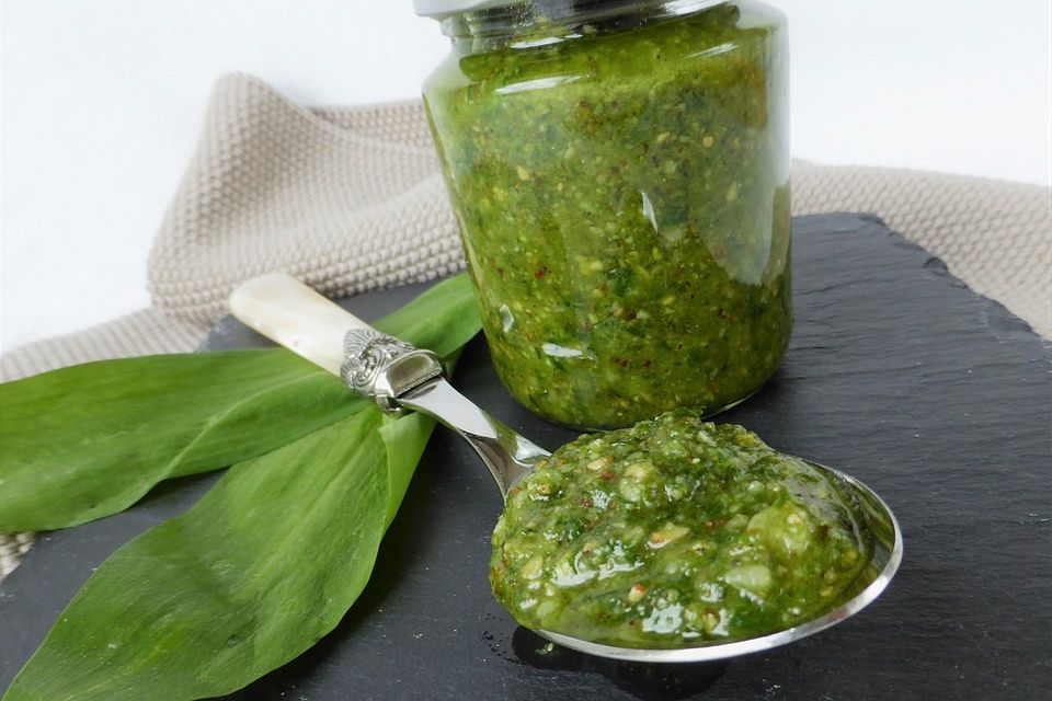 Bärlauchpesto mit gerösteten Walnüssen