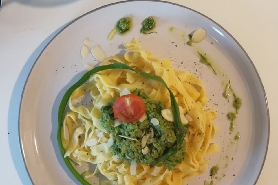 Bärlauchpesto mit gerösteten Walnüssen