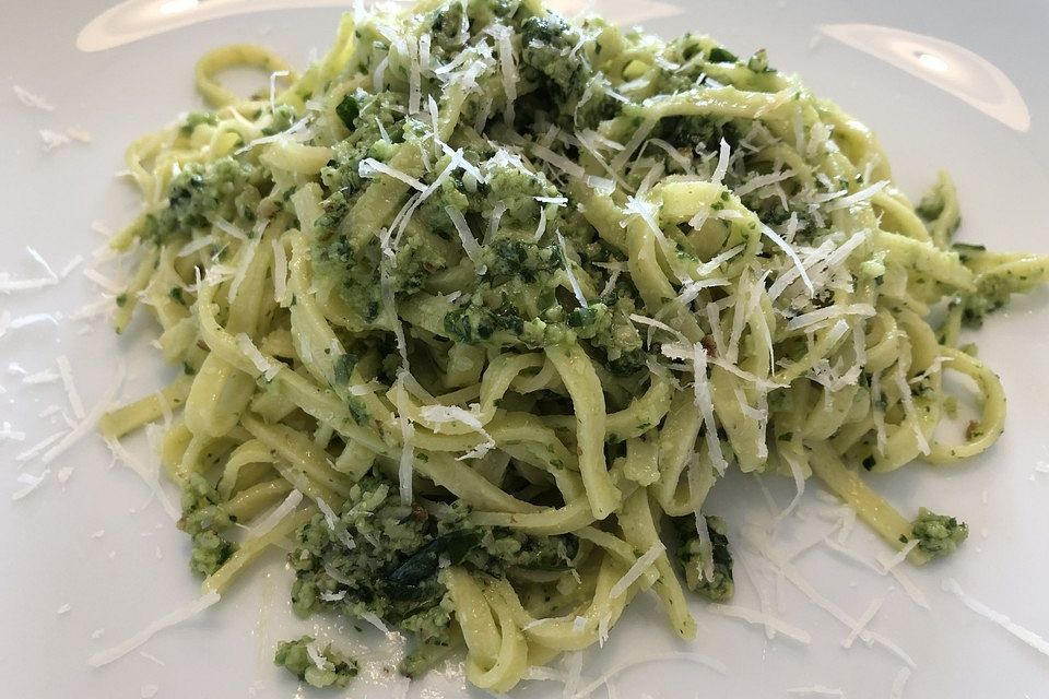 Bärlauchpesto mit gerösteten Walnüssen