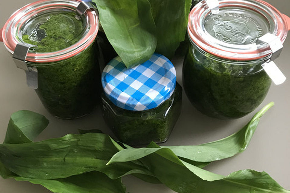 Bärlauchpesto mit gerösteten Walnüssen