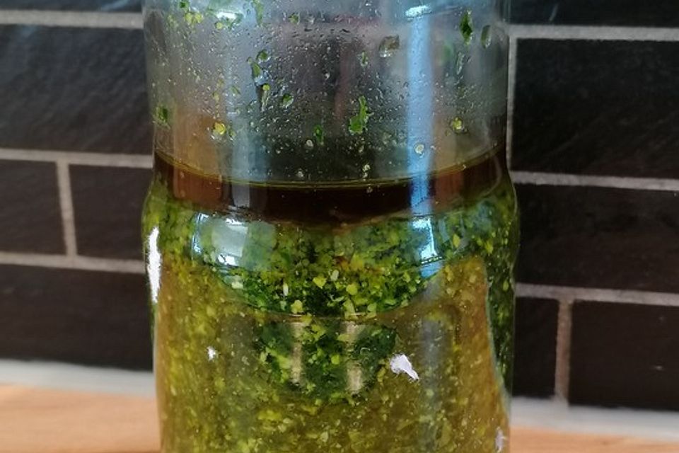 Bärlauchpesto mit gerösteten Walnüssen