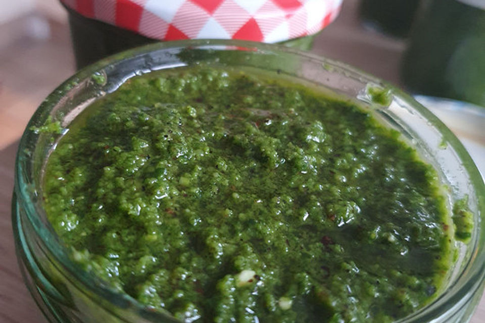 Bärlauchpesto mit gerösteten Walnüssen