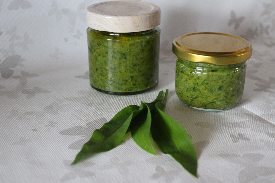 Bärlauchpesto mit gerösteten Walnüssen