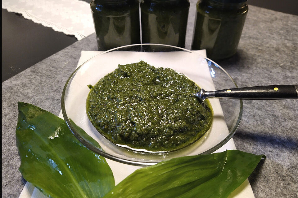 Bärlauchpesto mit gerösteten Walnüssen