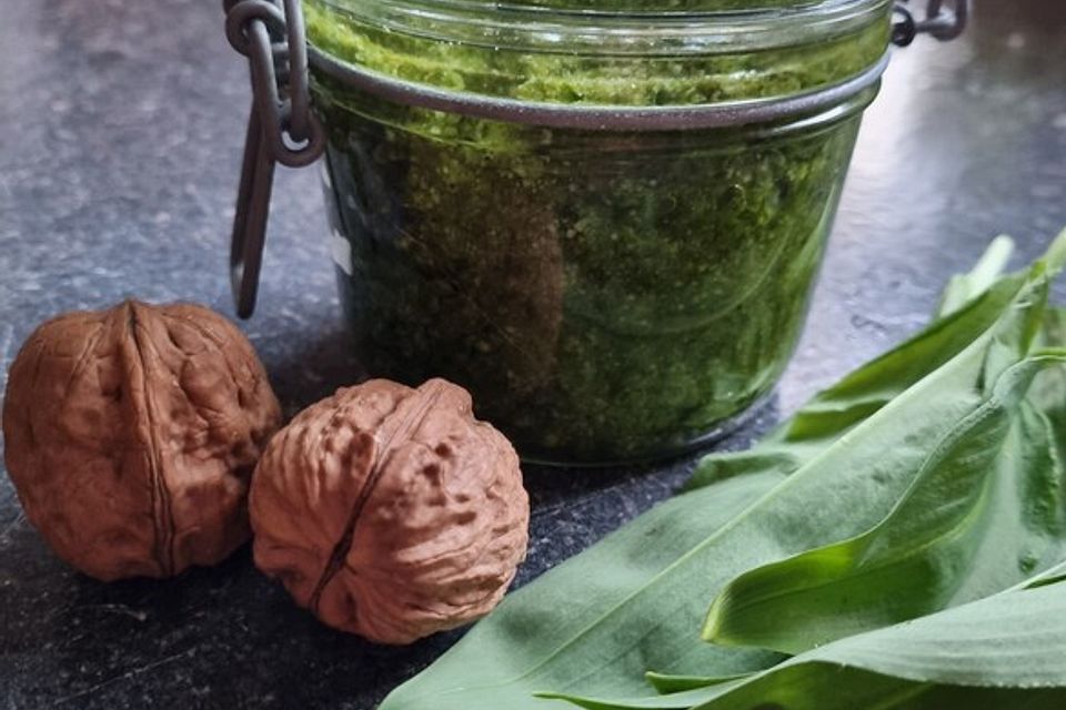 Bärlauchpesto mit gerösteten Walnüssen