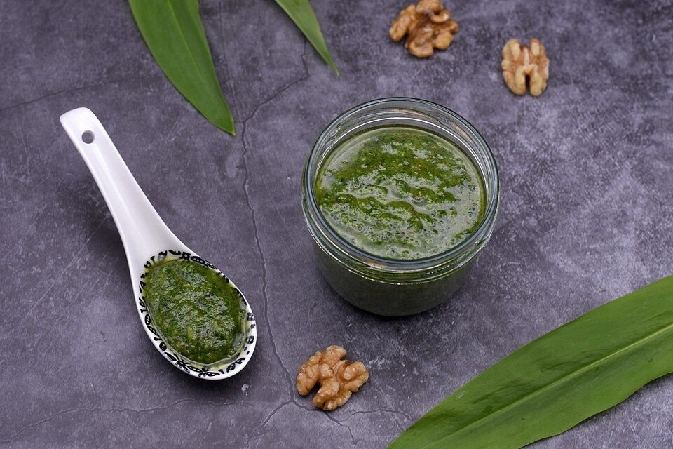 Bärlauchpesto mit gerösteten Walnüssen