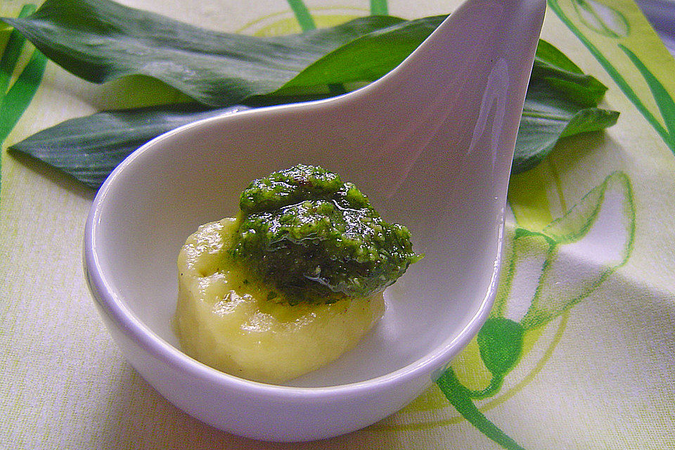 Bärlauchpesto mit gerösteten Walnüssen