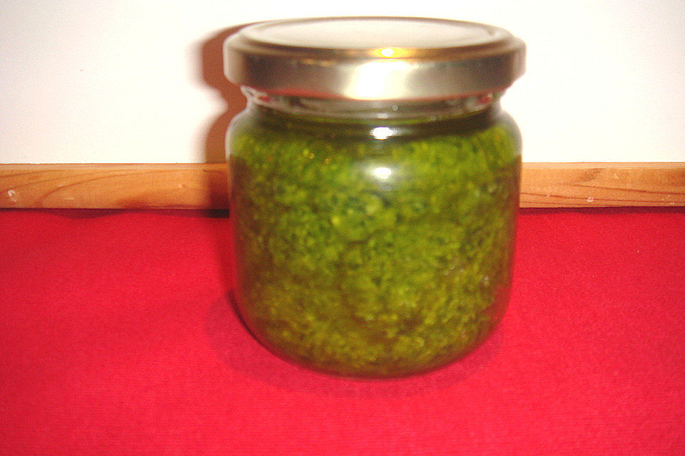 Bärlauchpesto mit gerösteten Walnüssen