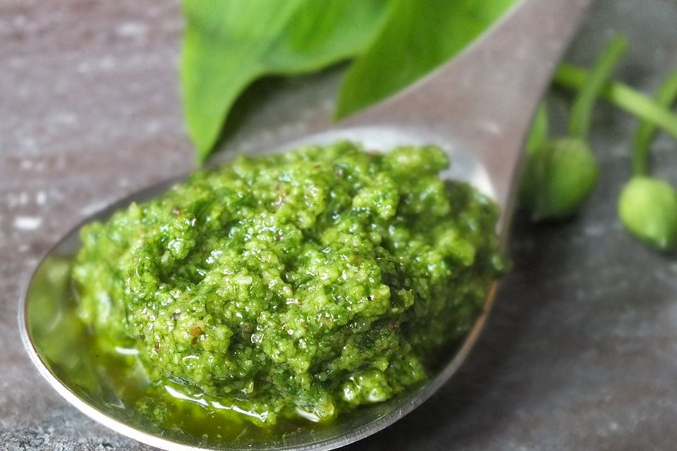 Bärlauchpesto mit gerösteten Walnüssen