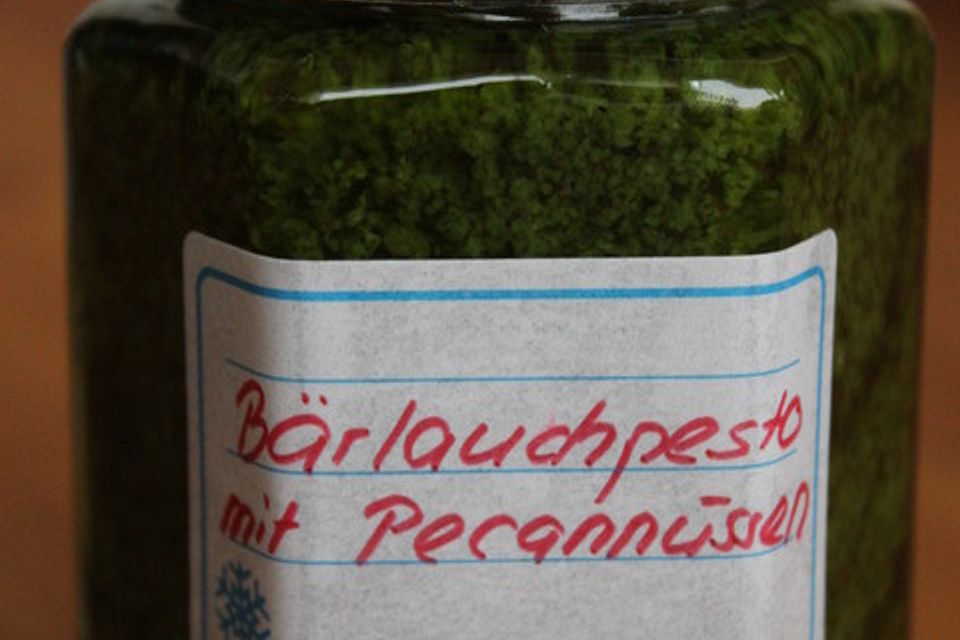 Bärlauchpesto mit gerösteten Walnüssen