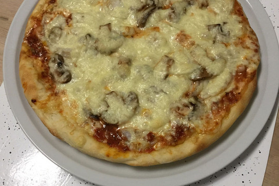 Mozzarella-Champignon Pizza