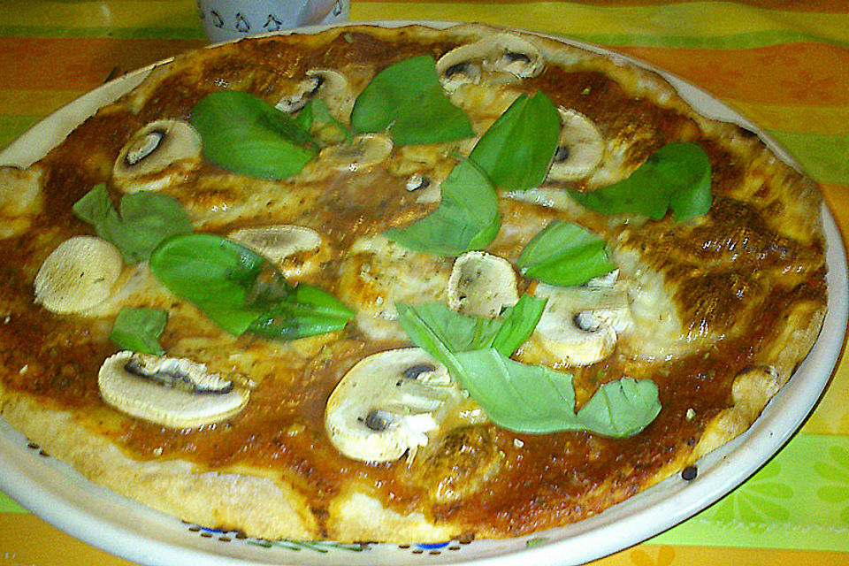 Mozzarella-Champignon Pizza