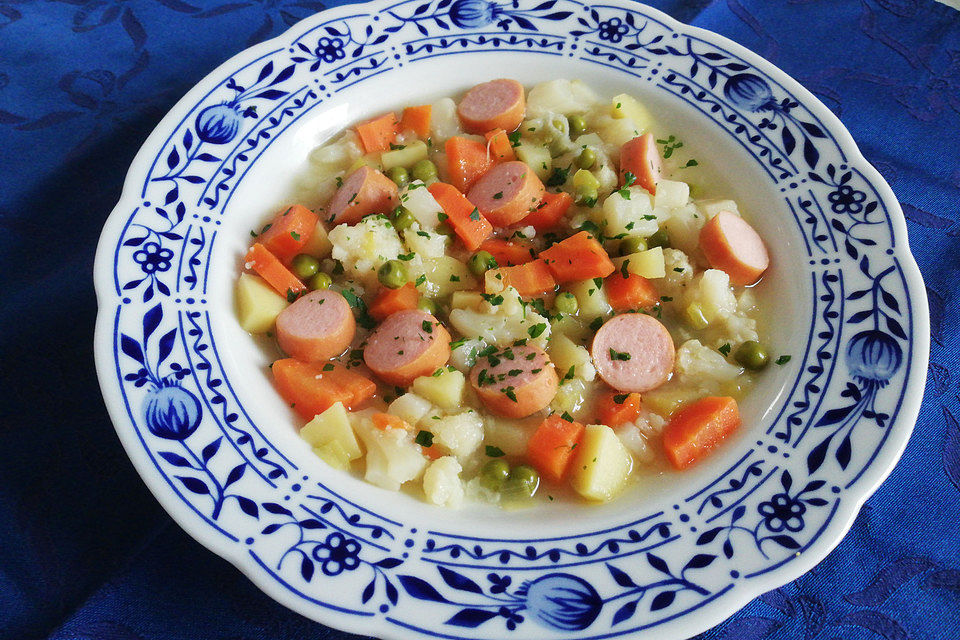 Gemüseeintopf mit Würstchen