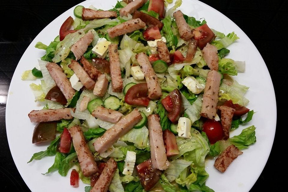 Gemischter Salat mit Hähnchen