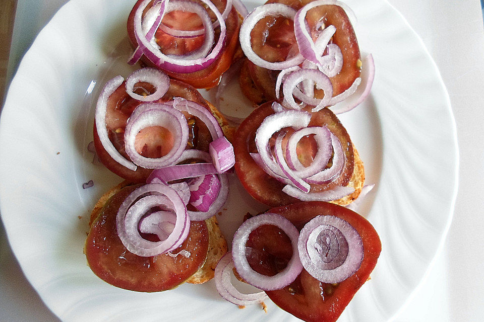 Kumato-Schalotten-Bruschetta