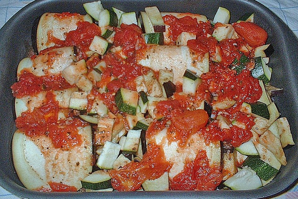 Auberginenröllchen in Tomatensauce