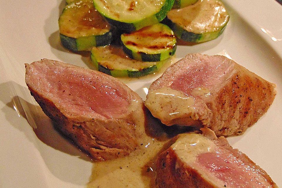 Schweinemedaillons auf Sahnezucchini