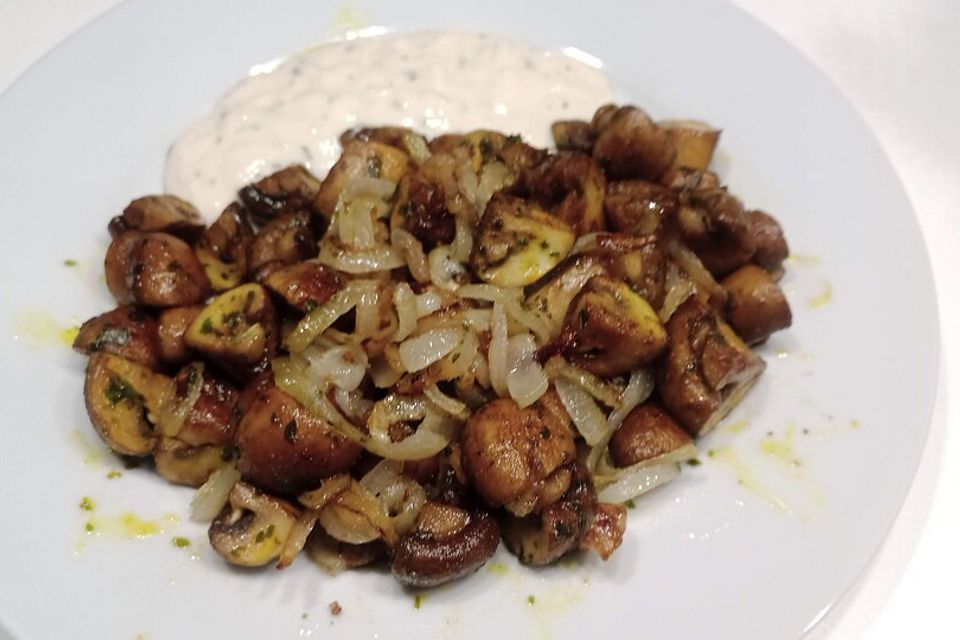 Champignons mit Knofi-Soße