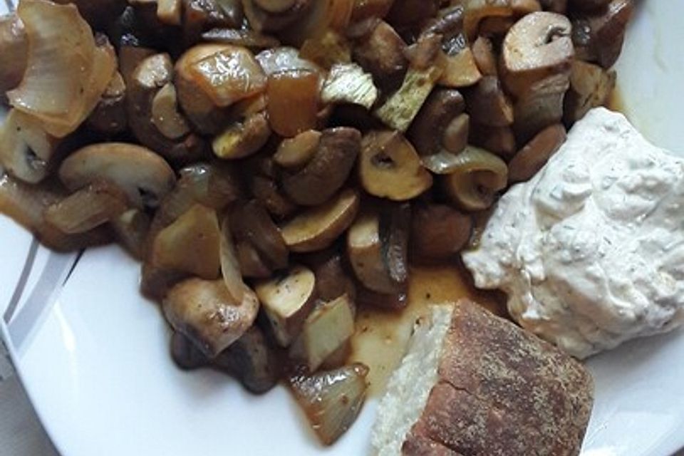 Champignons mit Knofi-Soße