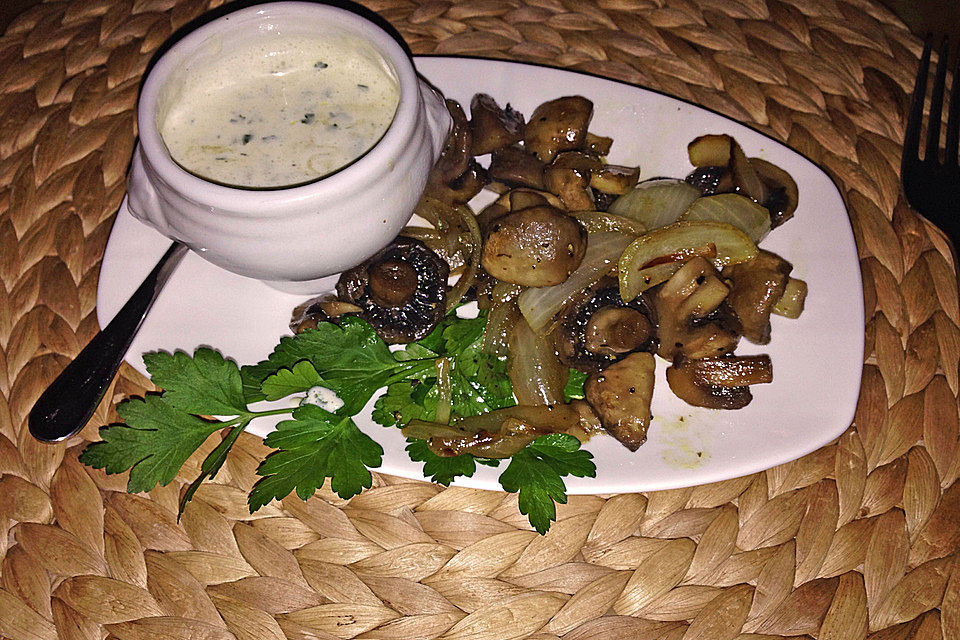 Champignons mit Knofi-Soße