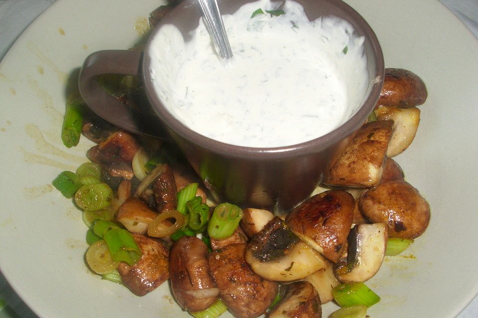 Champignons mit Knofi-Soße