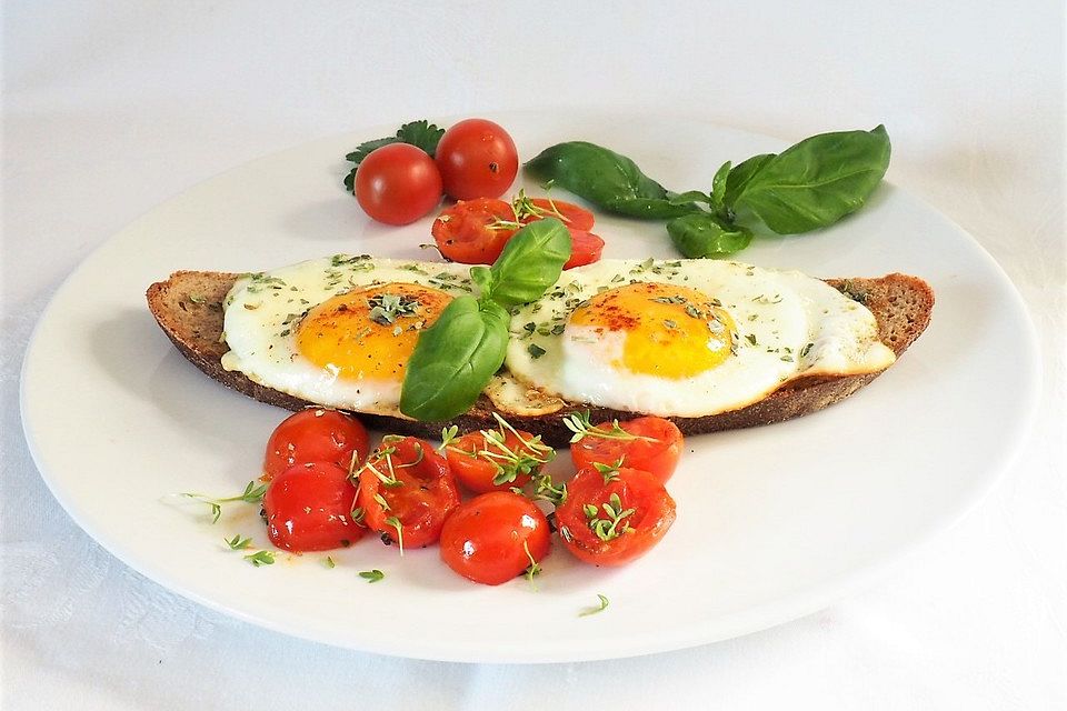 Spiegelei mit Kräutertomaten