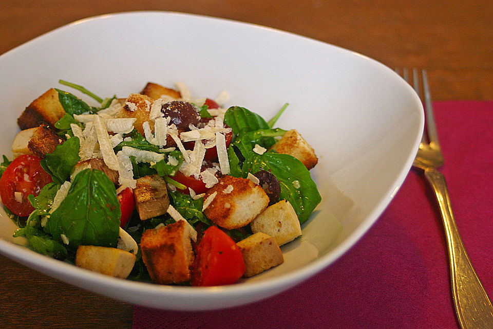 Brotsalat mit Hähnchenbrust